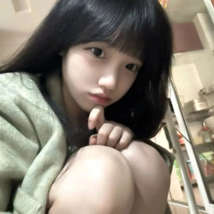 落在她身边